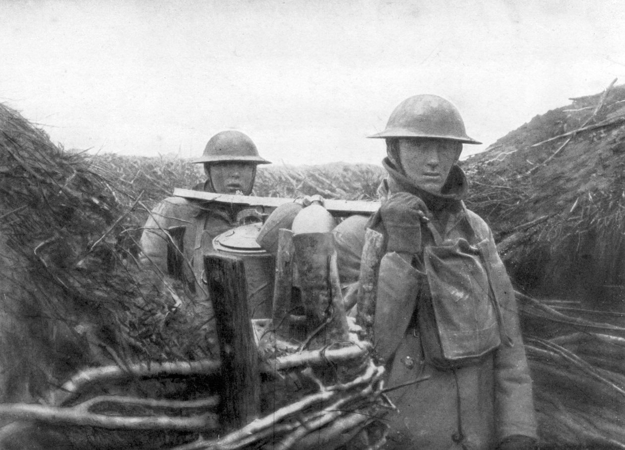 Amerikanske tropper ved fronten leverer suppe til deres kammerater, 1917-1918 af Unbekannt