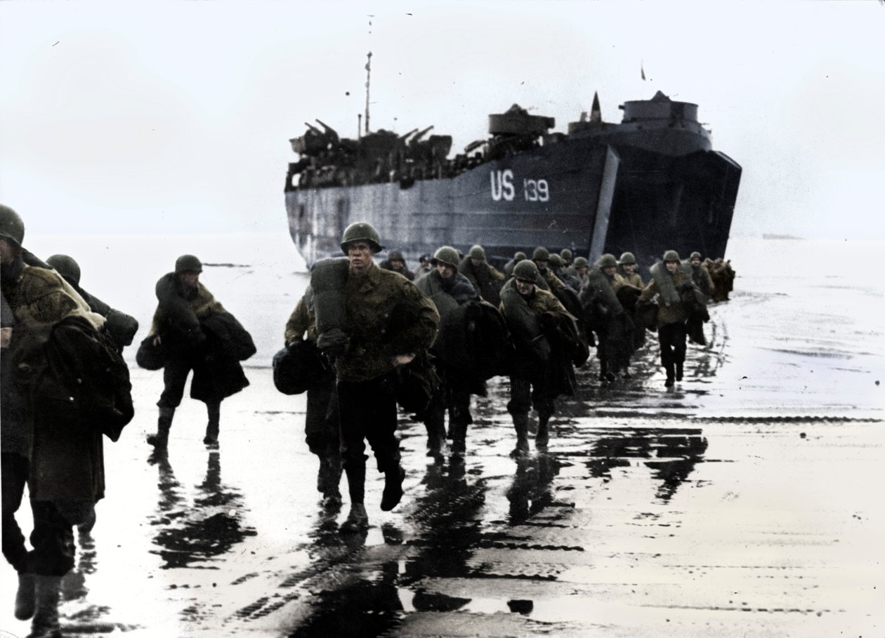 Amerikanske tropper går fra borde i Normandiets sand, 1944 af Unbekannt