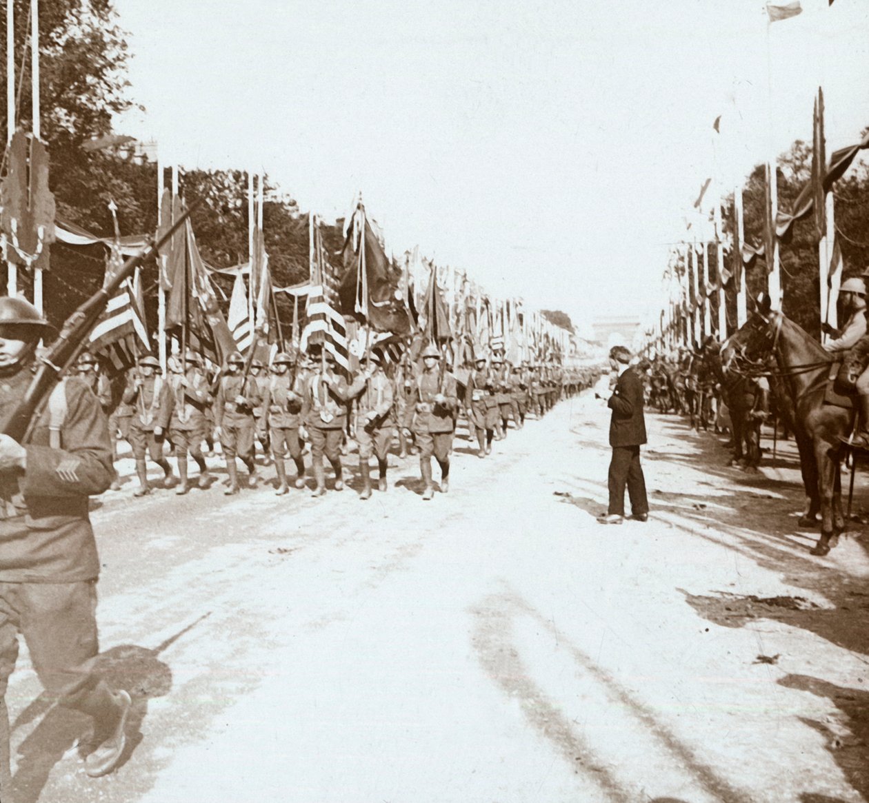Amerikanske tropper marcherer i sejrsparade, Paris, Frankrig, c1918-c1919 af Unbekannt
