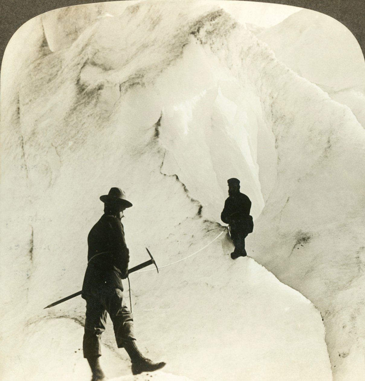 Blandt bjerge og iskløfter - enorme sprækker af Brigsdal-gletsjeren, - Norge, c1905. af Unbekannt