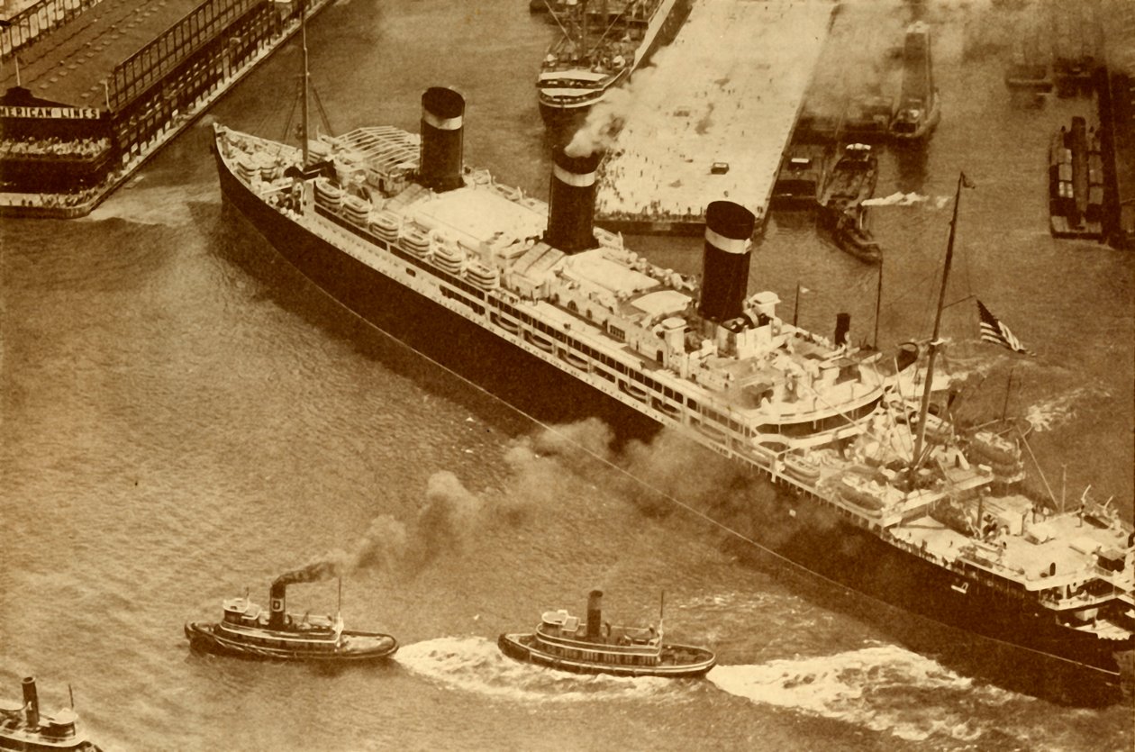 Et luftfoto af Leviathan, der bliver bugseret af små slæbebåde ind i hendes dok i New York, c1930 af Unbekannt