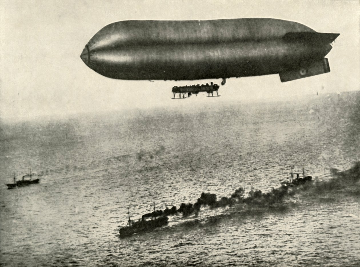 Et luftskib, der eskorterer en konvoj, 1919. af Unbekannt