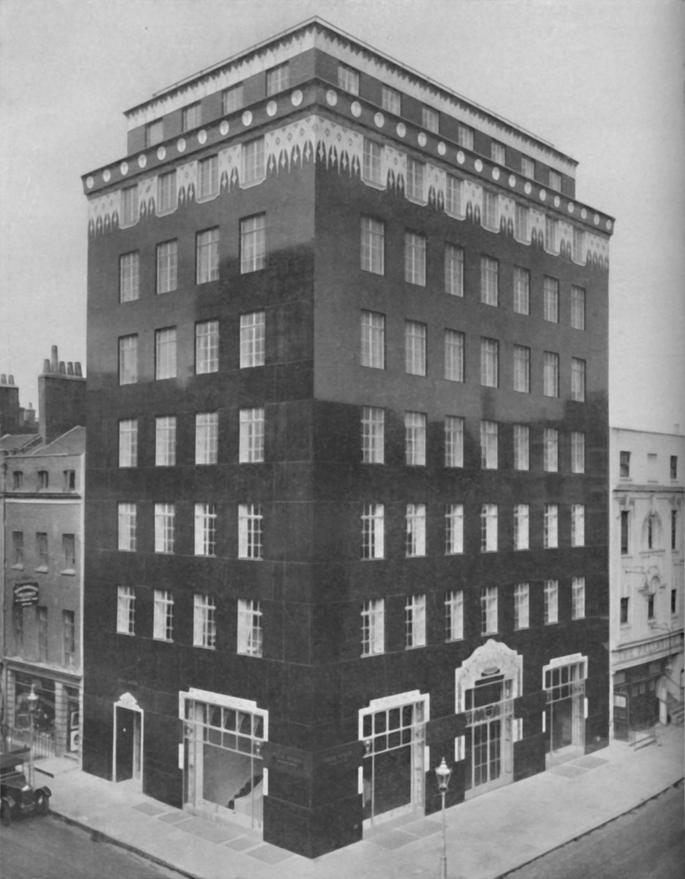 En helt sort bygning i London lettet af en blondelignende halsbånd af hvid, c1935 af Unbekannt