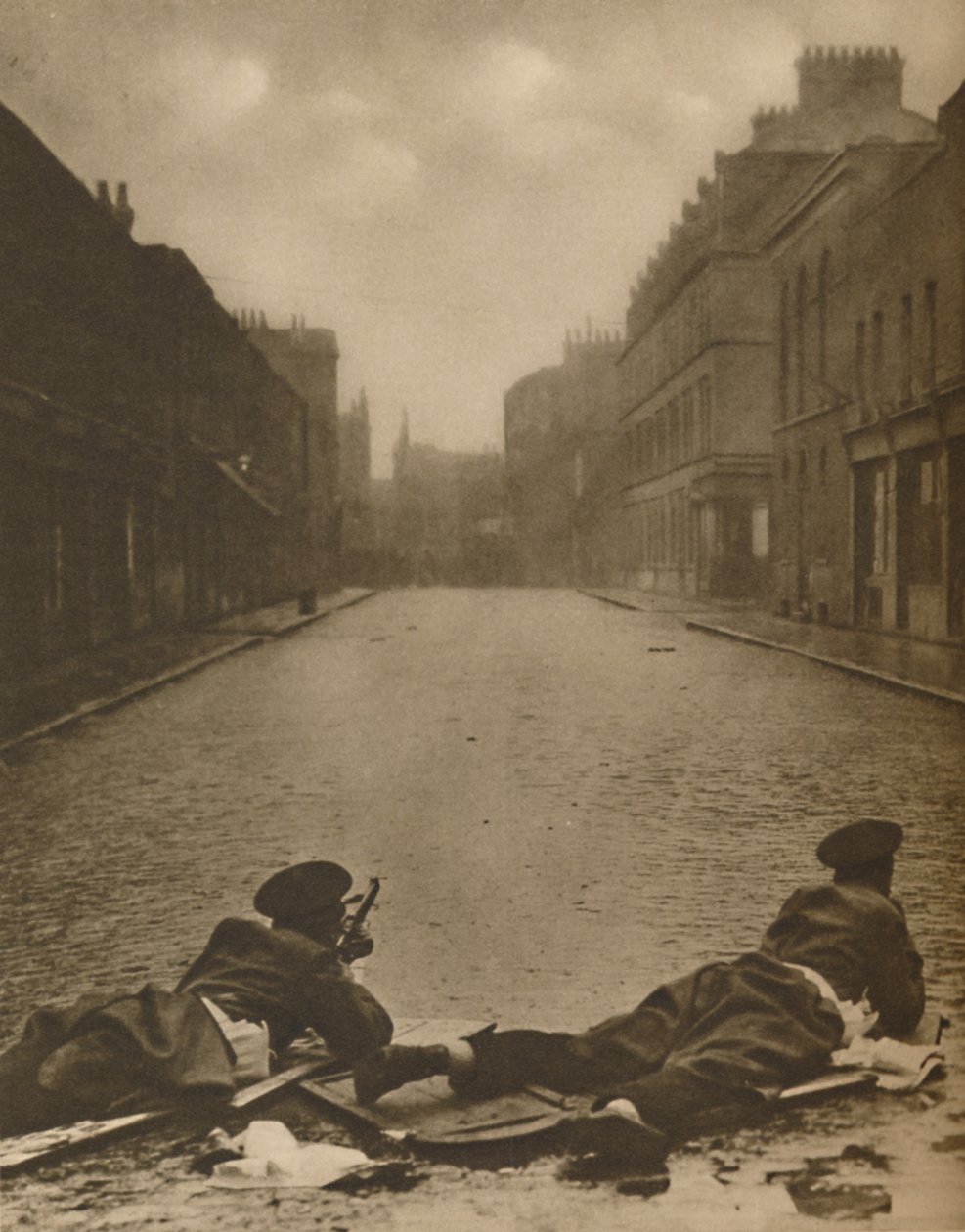 An East End Episode: Scots Guards on Action at Sydney Street i 1911, c1935. af Unbekannt