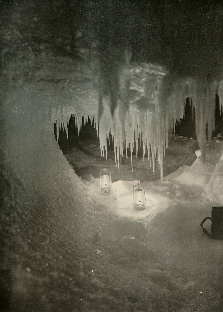 En ishule om vinteren. Fotograferet af Light of Hurricane Lamps, c1908, 1909. af Unbekannt