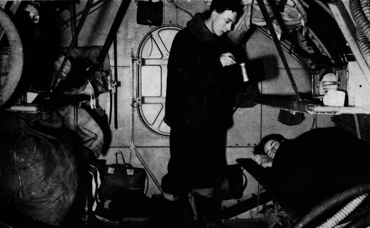 En RAF-rigger, der serverer morgenmad kl. 6.30, c1940 1943 af Unbekannt