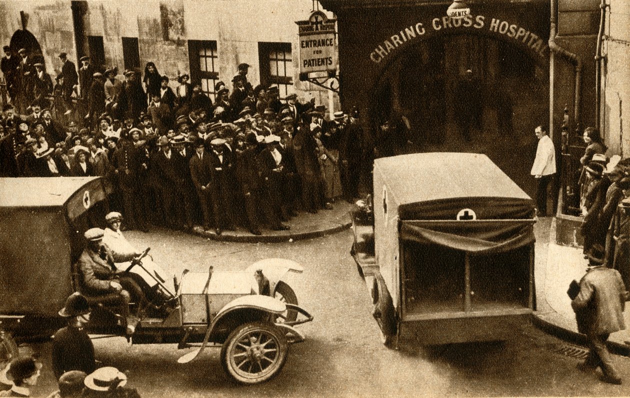 En ambulance kører ind i Charing Cross Hospital med tilskadekomne..., London, 1914, 1933. af Unbekannt