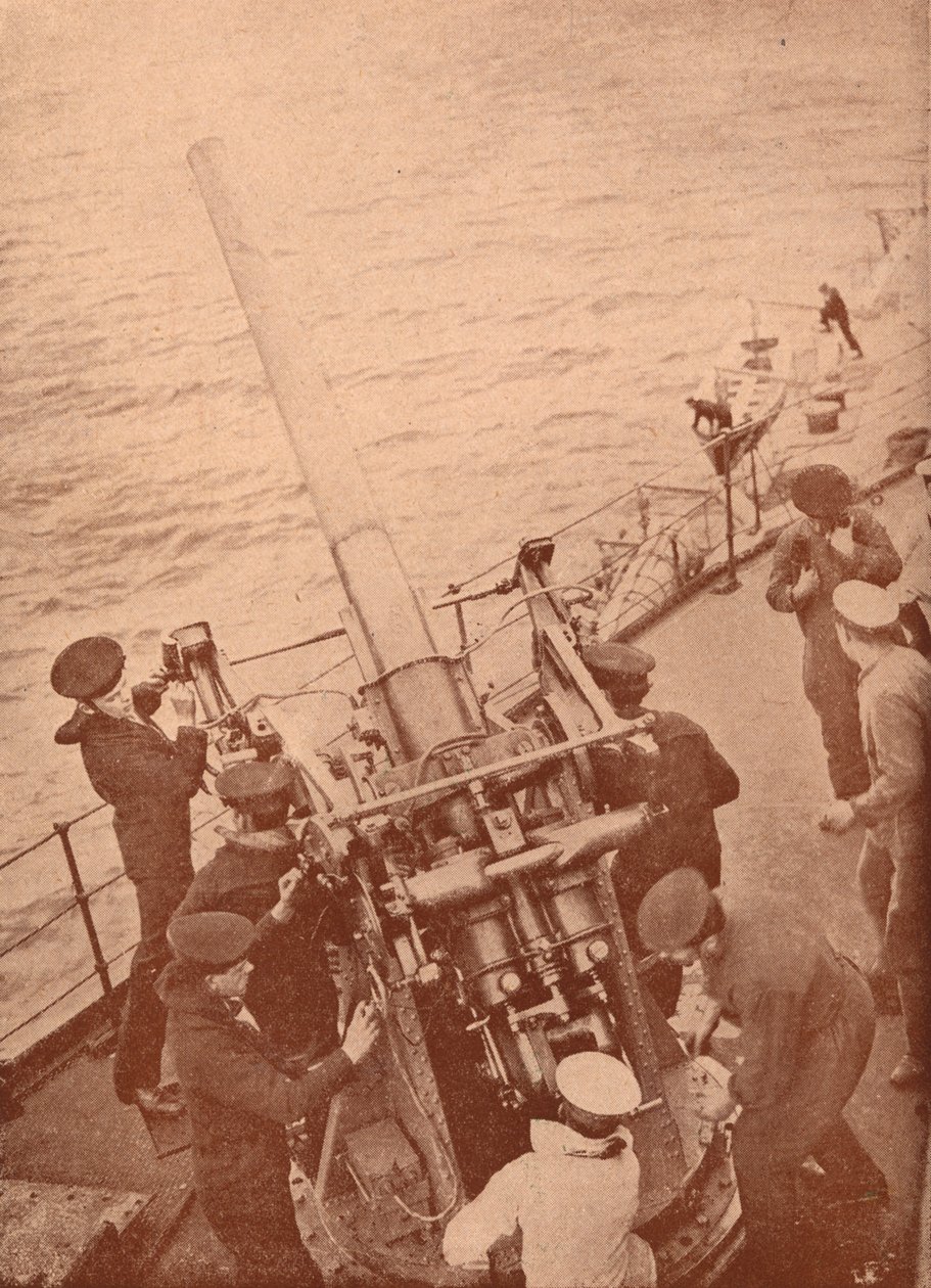 En luftværnspistol i aktion på et britisk slagskib, c1917 1919 af Unbekannt