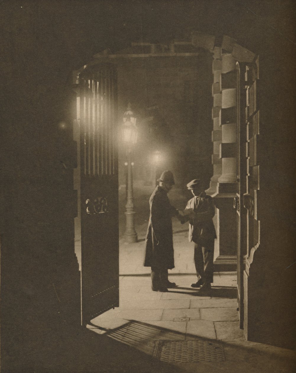 En hændelse på The Yard i de små timer, c1935. af Unbekannt