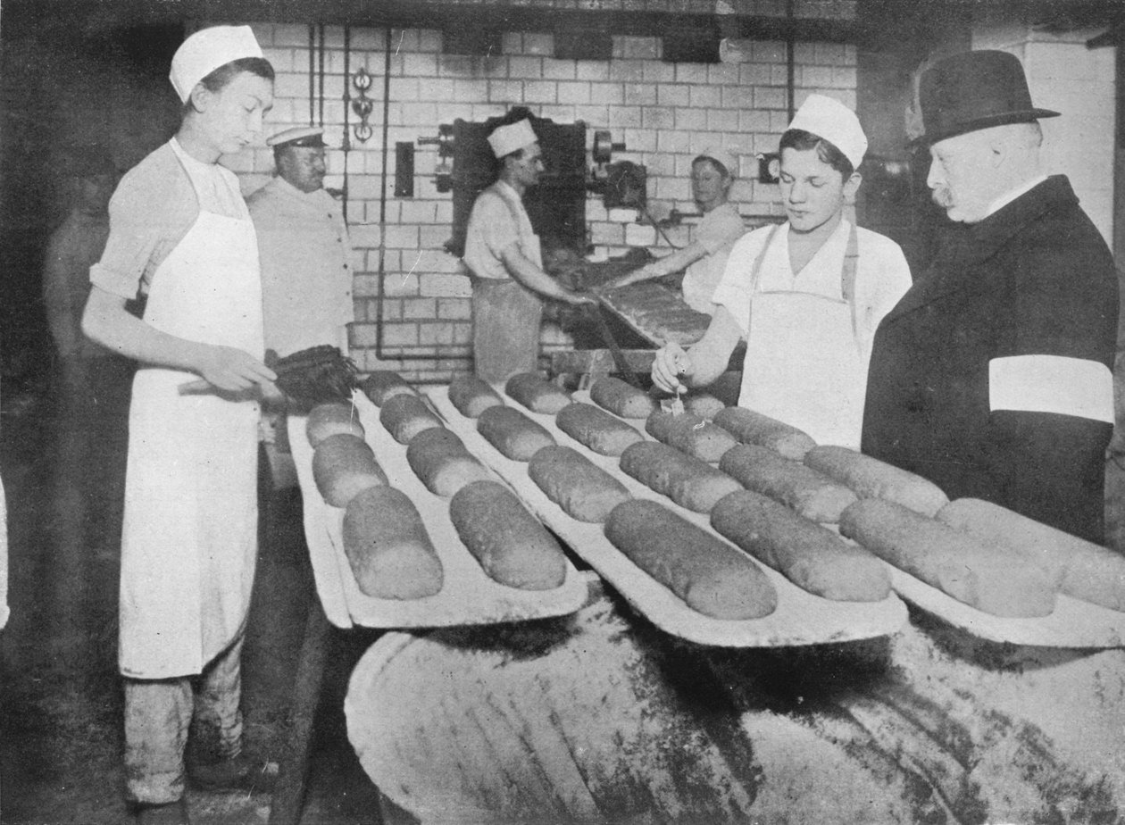 En inspektør på besøg i et bageri i Berlin, 1915. af Unbekannt