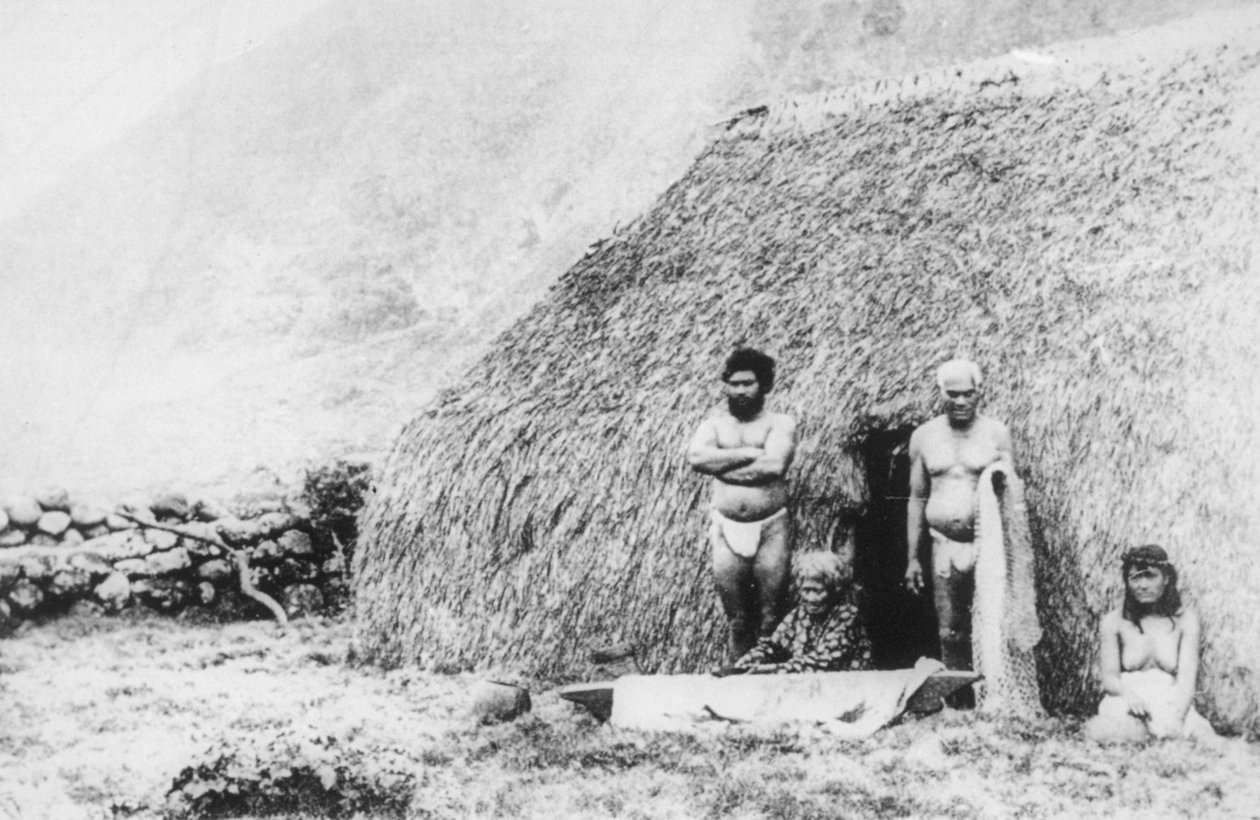 En gammel kvinde slår tapa foran et piligræshus, Kalaupapa, Hawaii, 1800-tallet af Unbekannt