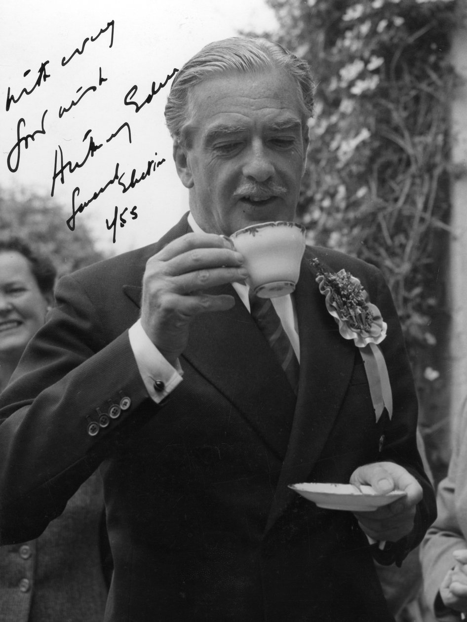 Anthony Eden, britisk konservativ politiker, drikker en kop te, 1955 af Unbekannt