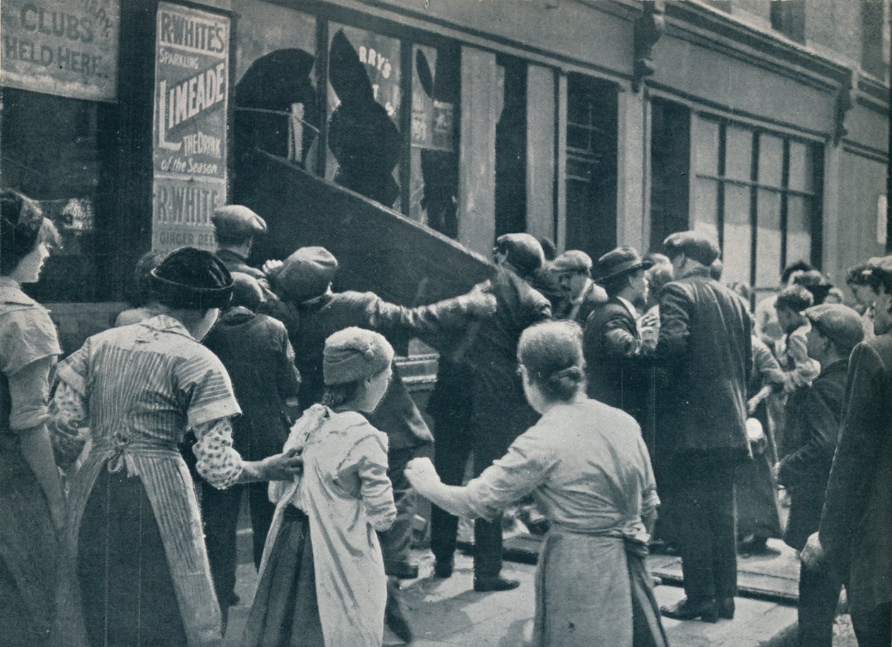 Anti-tysk optøjer i London: En menneskemængde bryder ind ad vinduerne i en tysk butik, c1914 af Unbekannt