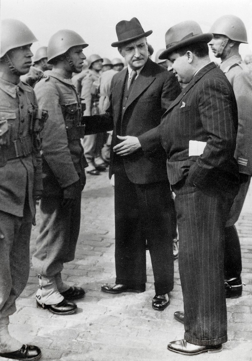 Antonio de Oliveira Salazar (1888-1970), diktator i Portugal fra 1932 til 1968, inspicerer tropperne under et besøg på Azorerne, 5. april 1941 (s/h foto) af Unbekannt
