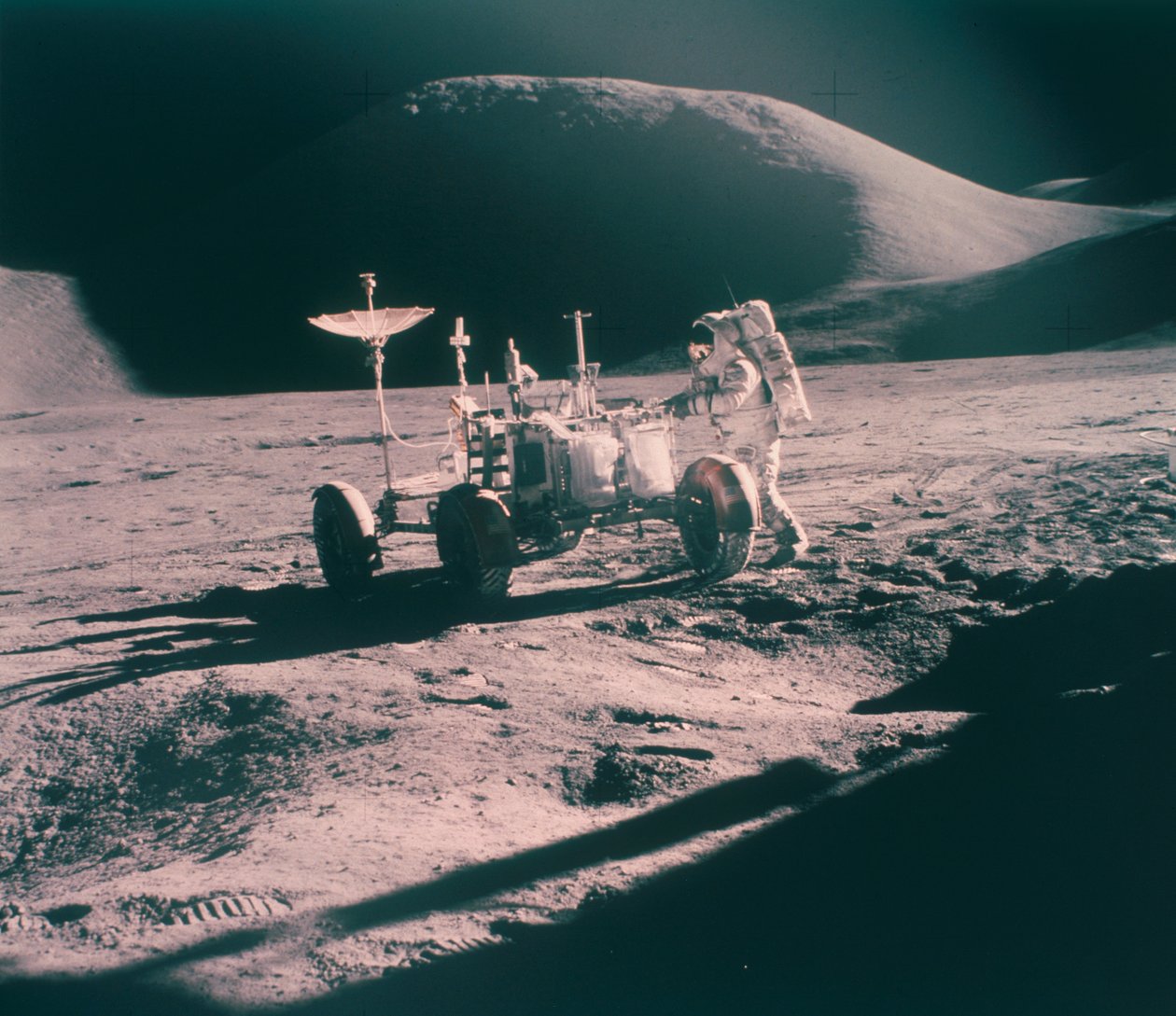 Apollo 15-astronaut James Irwin med Lunar Rover, august 1971 af Unbekannt