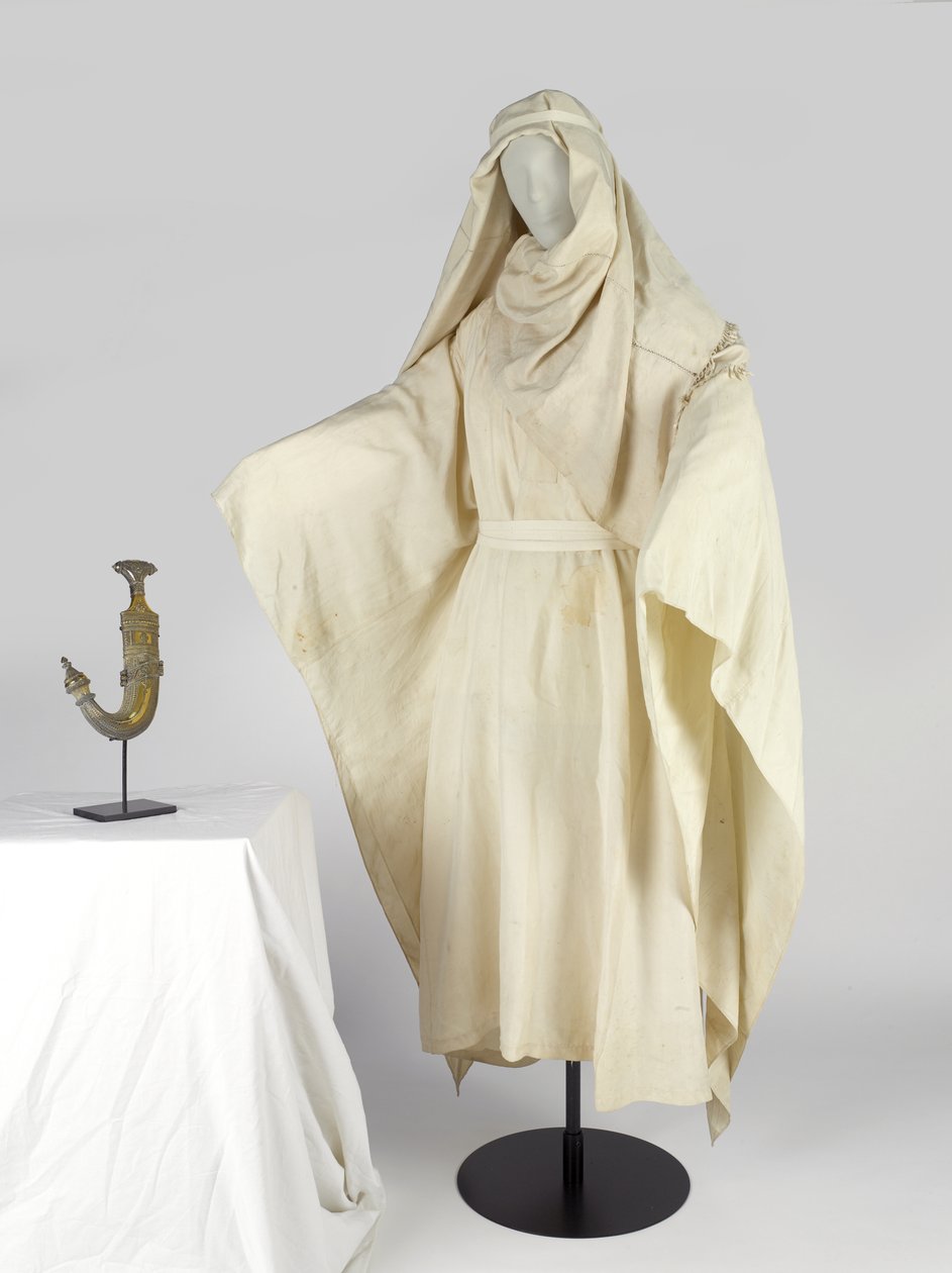 Arabiske klæder og en hovedbeklædning, kendt som en keffiyah, tilhørende T E Lawrence (silke) af Unbekannt