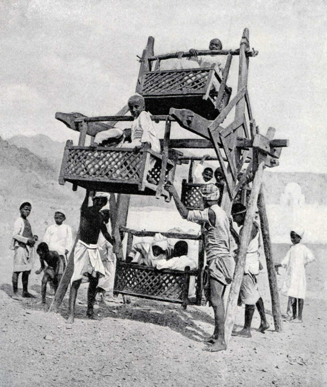 Arabiske børn nyder et stort hjul, 1922 af Unbekannt