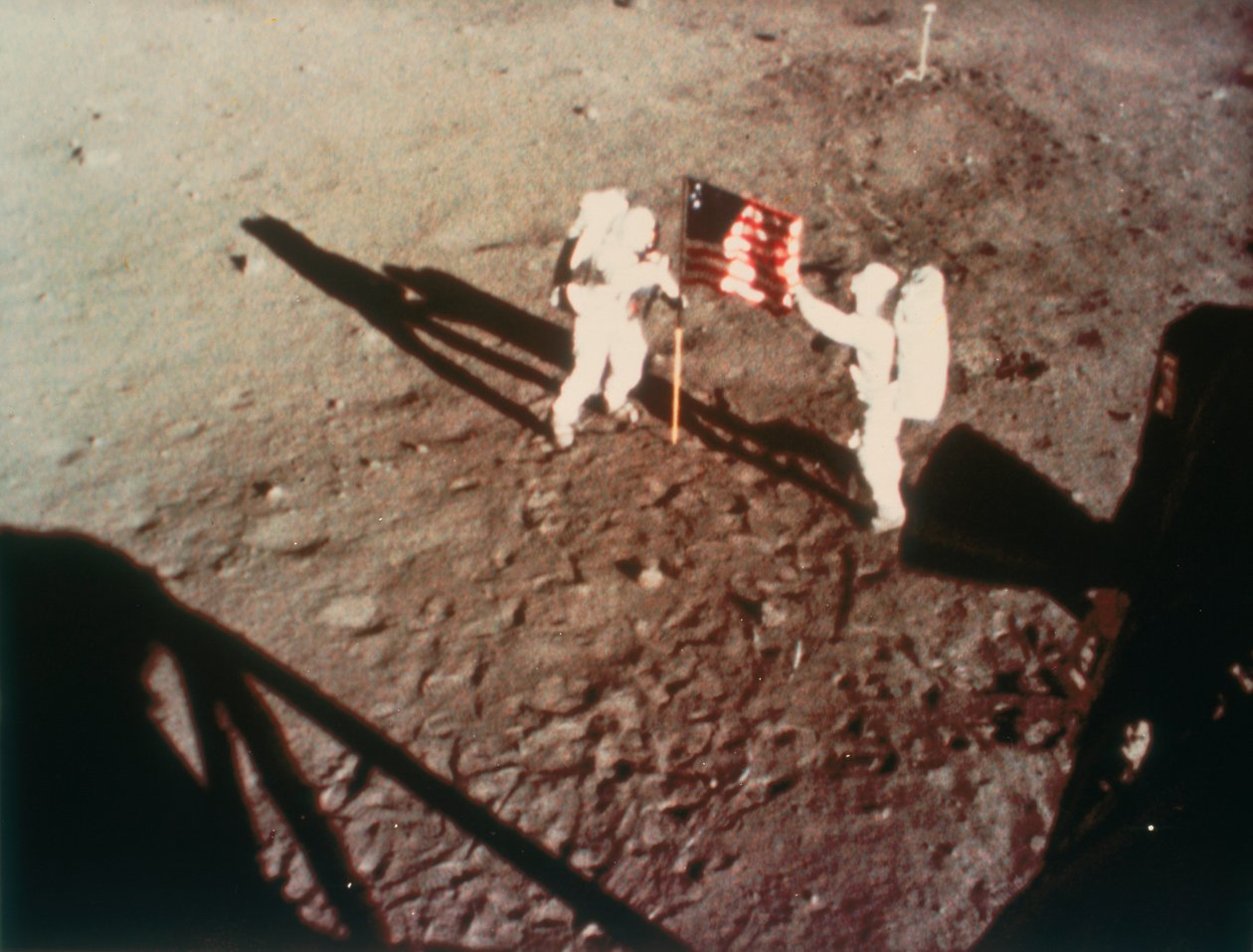Armstrong og Aldrin udfolder det amerikanske flag på månen, 1969 af Unbekannt