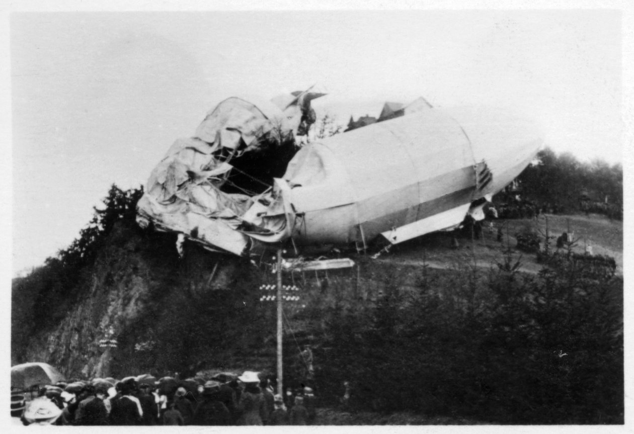 Army Zeppelin Z2 LZ5 strandede nær Weilburg under en storm, Tyskland, 1910 1933 af Unbekannt