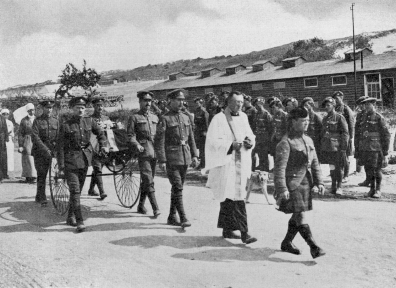 Hærens præst ved begravelsen af sygeplejerske dræbt i luftangreb på britisk base nær Etables, 1918 af Unbekannt