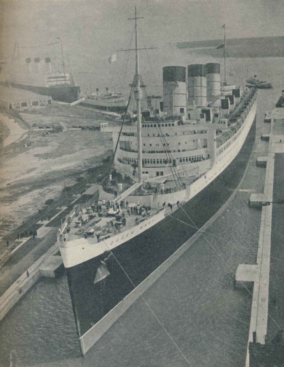 Ankomst af RMS Cunard White Star liner Queen Mary i King George V Graving Dock, 1936 af Unbekannt