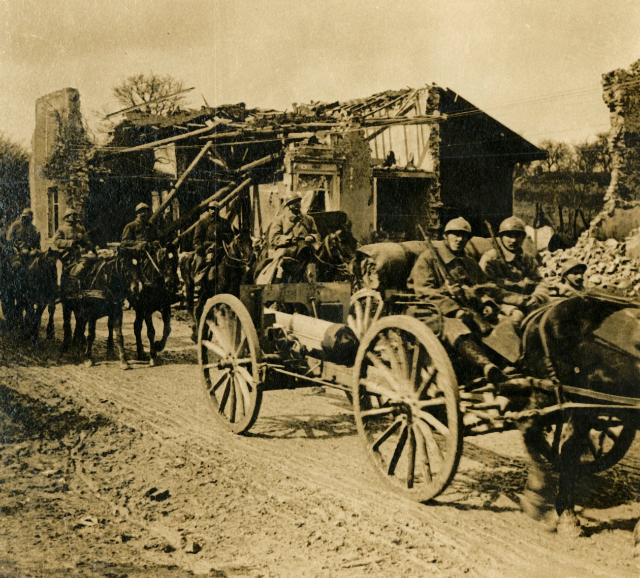 Artilleri passerer gennem Beauzée, det nordlige Frankrig, c1914-c1918 af Unbekannt