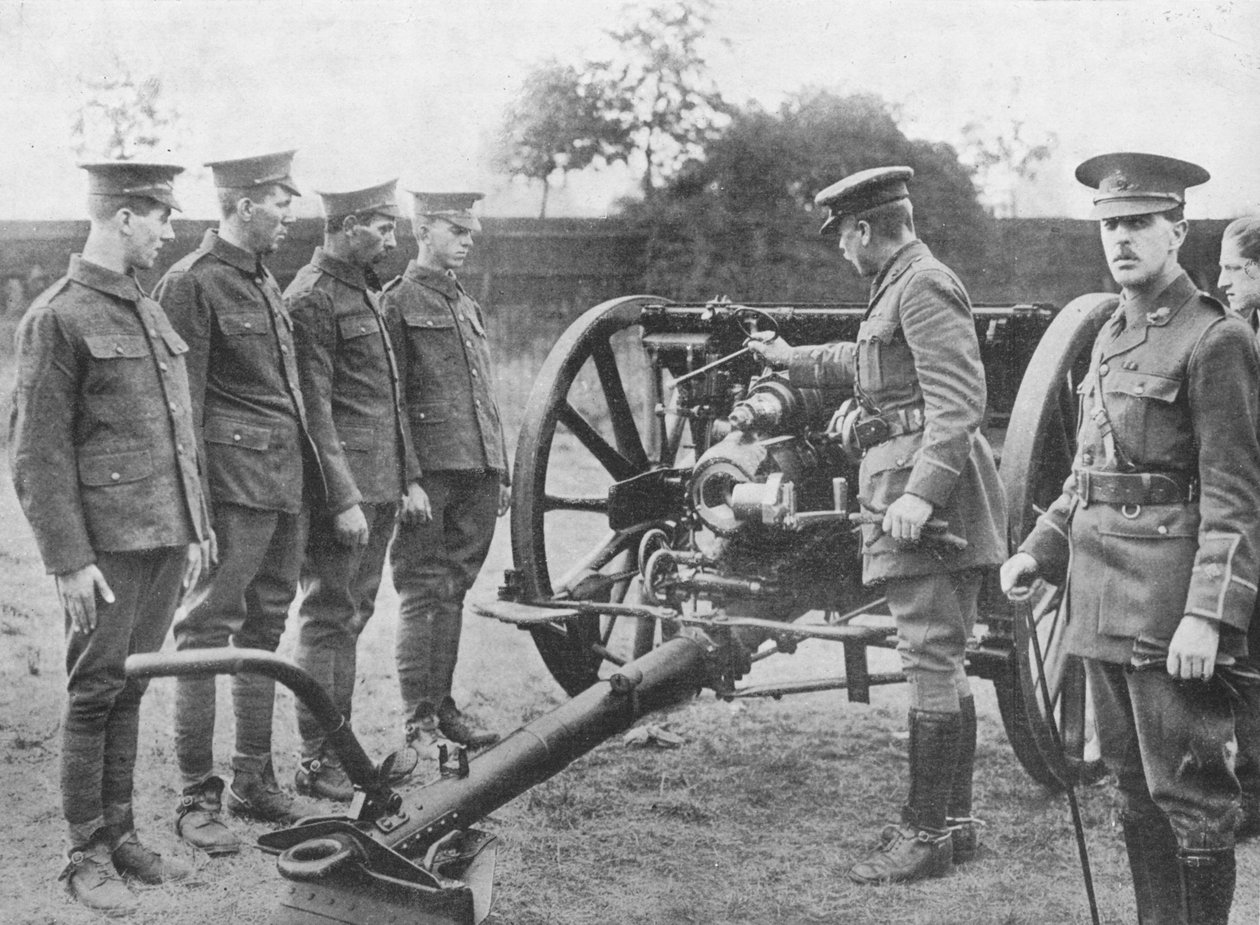 Artillerirekrutter med mekanismen som en 18-punds forklaret for dem, 1915 af Unbekannt