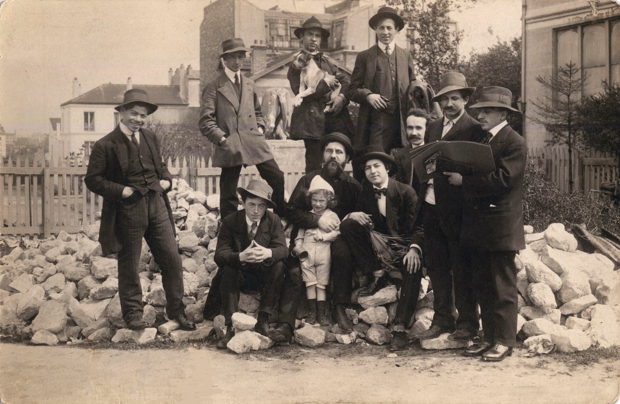 Kunstnere foran La Ruche, Montparnasse, 1914. af Unbekannt