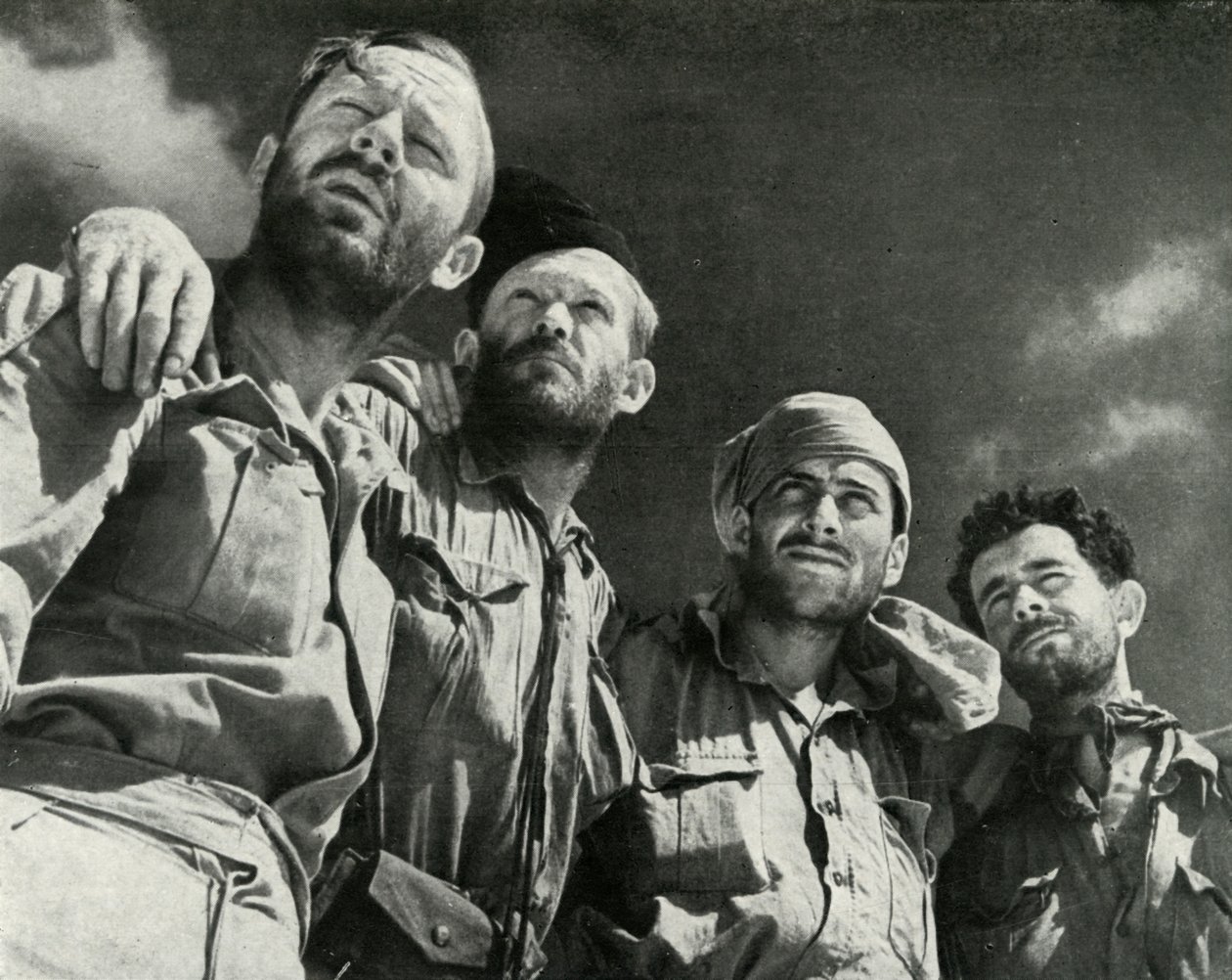 Da tyskerne stødte mod Alamein, gik disse fire mænd ind i de britiske linjer, c1942-1943, 1945 af Unbekannt
