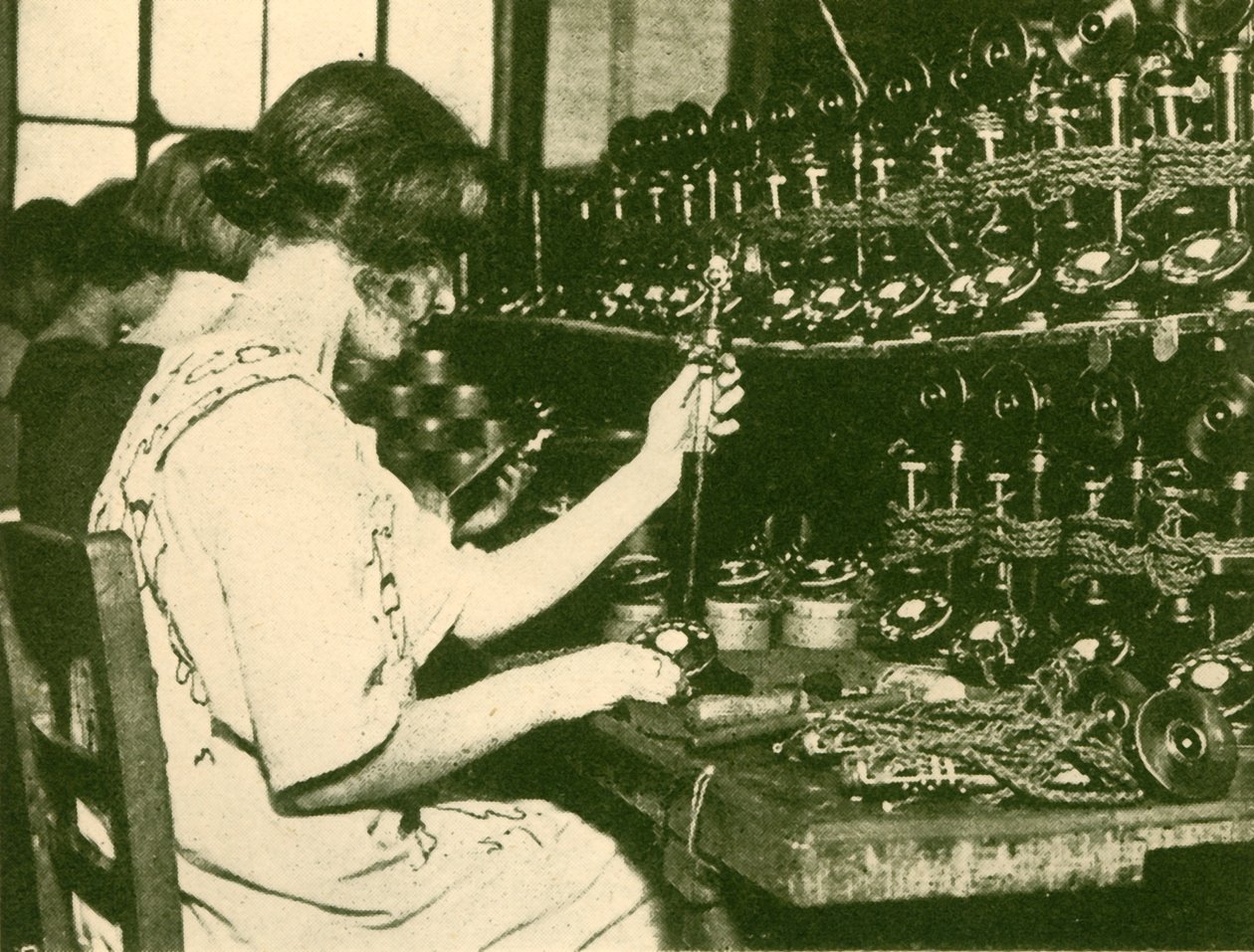 Samling af de nye automatiske telefoner klar til distribution til abonnenter, c1930. af Unbekannt
