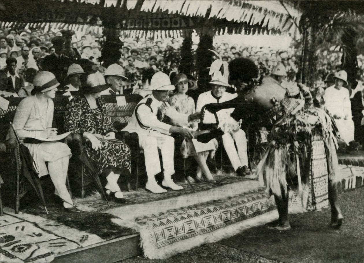 I Suva, Fiji. Præsenterer en Tabua-tand af kaskelothvalen ...1927, 1937. af Unbekannt
