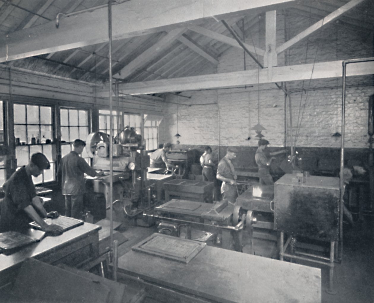 På arbejde i støberiet. Fremstilling af voksforme til siderne, 1917 af Unbekannt