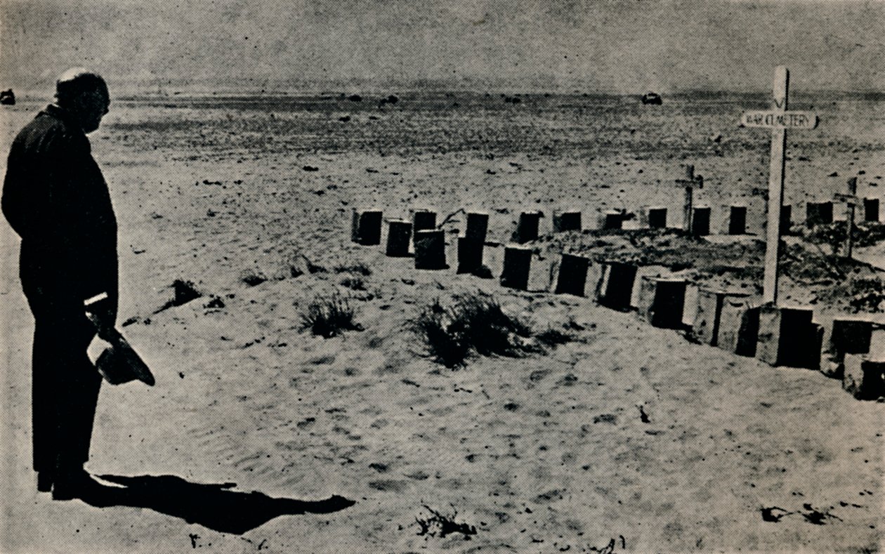 På en Battlefield-kirkegård i Egypten, 1942, 1945. af Unbekannt