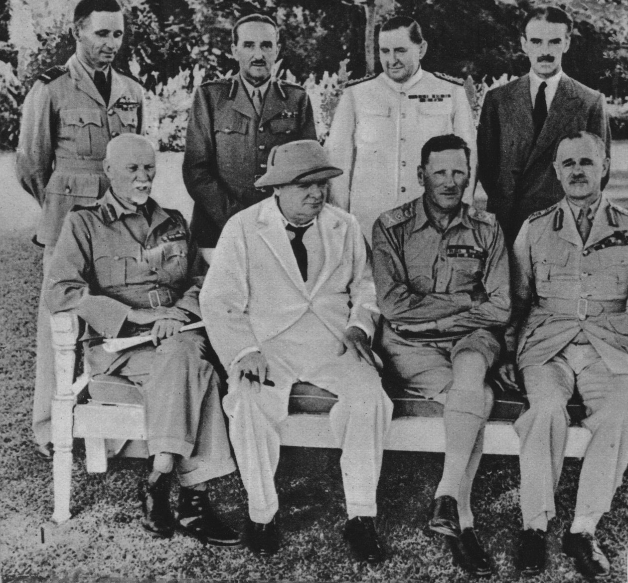Ved fronten i Egypten: Mr. Churchill i Kairo med medlemmer af Mellemøstens krigsråd, 1942 af Unbekannt