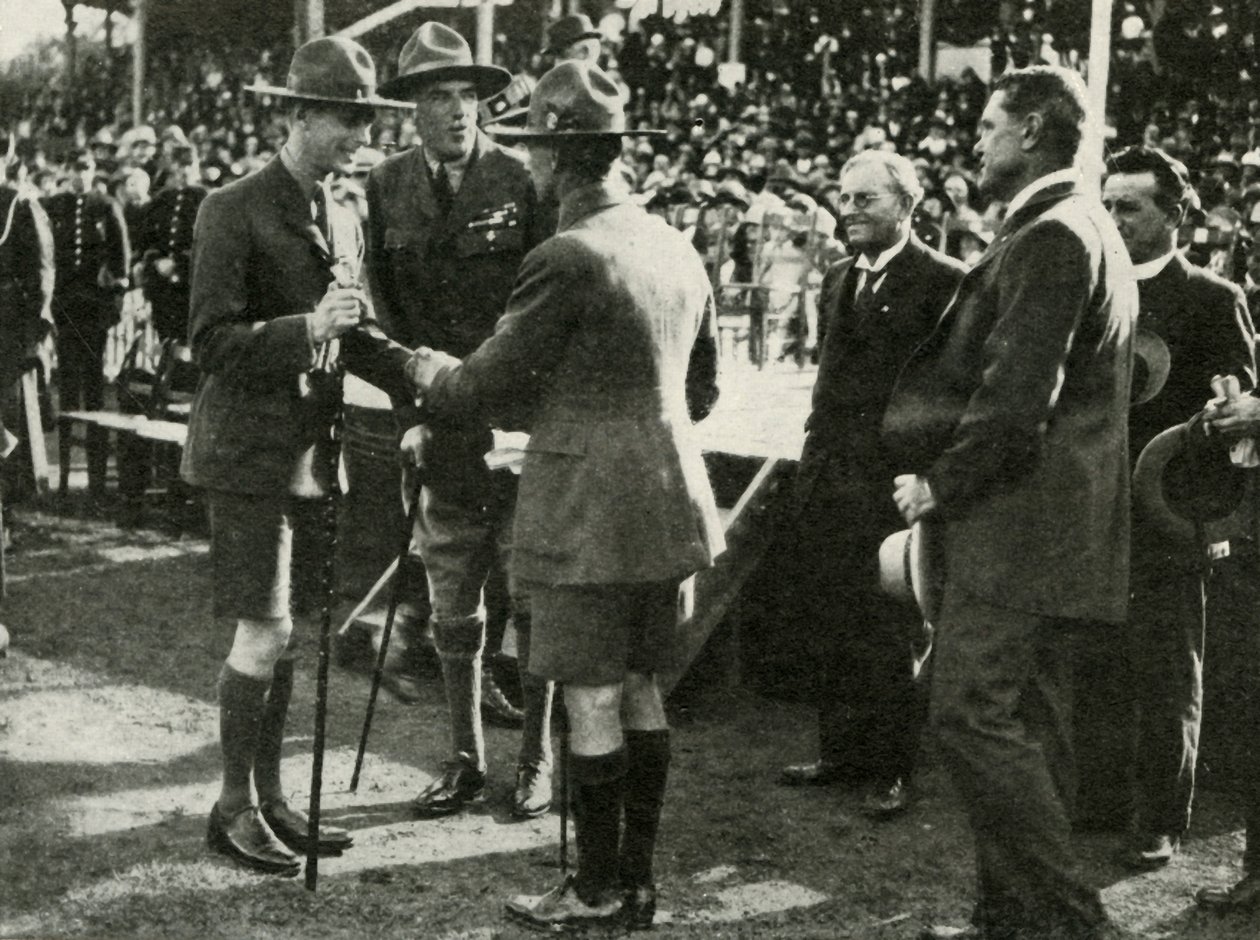 Ved Parade of Boy Scouts and Girl Guides, Adelaide, Australien, 1927, 1937. af Unbekannt