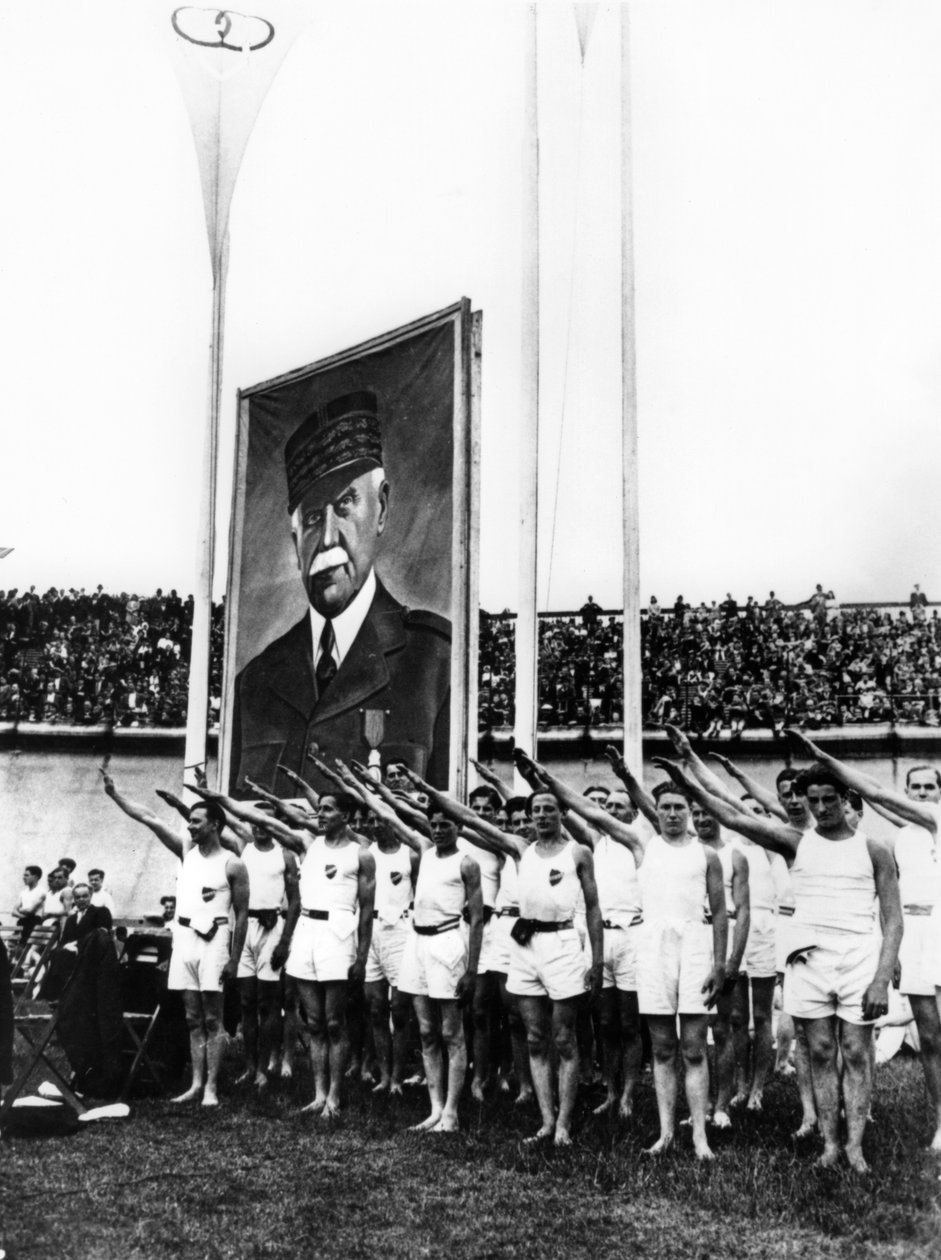Atleter, der giver fascistisk hilsen, Parc des Princes, Paris, 1941 af Unbekannt