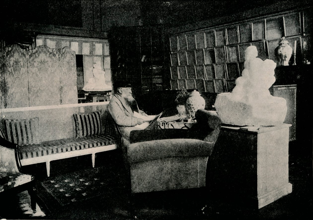 Auguste Rodin blandt hans bøger på 77 Rue De Varenne, c1900 af Unbekannt