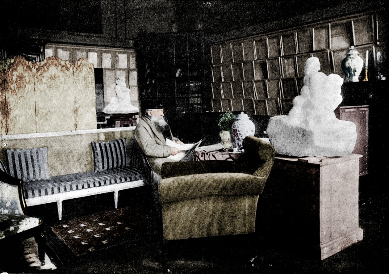 Auguste Rodin blandt hans bøger på 77 Rue De Varenne, c1900 af Unbekannt