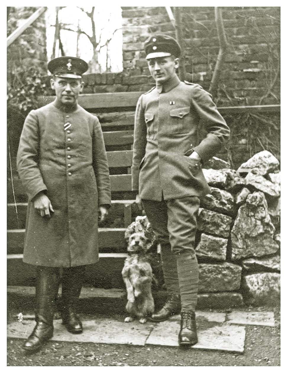 Østrigske eller italienske soldater med en hund, februar 1918 (foto) af Unbekannt