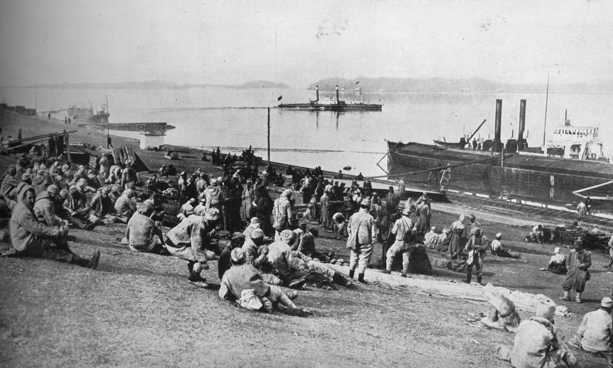 Østrigske fanger taget af serbere hvilende midt på dagen ved bredden af Donau, 1915. af Unbekannt