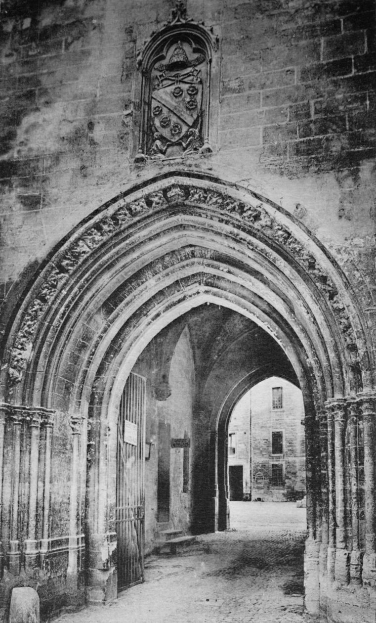 Avignon - Pavepaladset. - Hovedindgang. - Og Heraldik af Clément VI, c1925 af Unbekannt