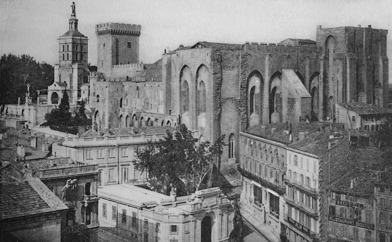 Avignon - Pavepaladset Udsigt over klokketårnet, c1925 af Unbekannt