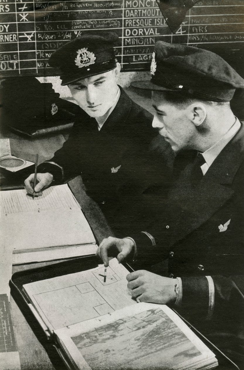 BOAC navigationsofficerer udarbejder en flyveplan, Anden Verdenskrig, c1939-c1944 1946. af Unbekannt