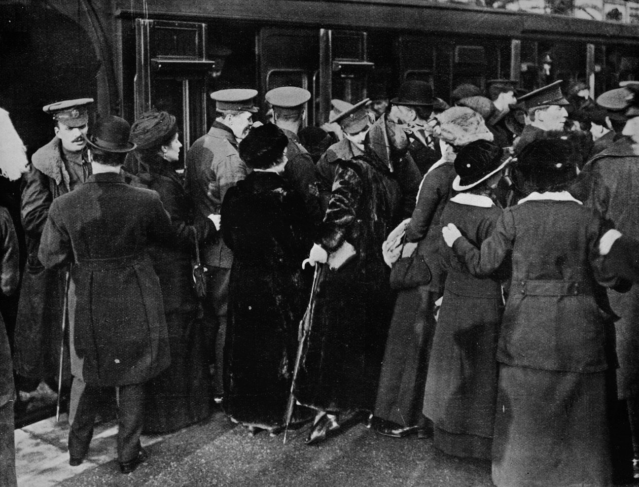 Tilbage til skyttegravene fra Victoria Station, London, 1915. af Unbekannt