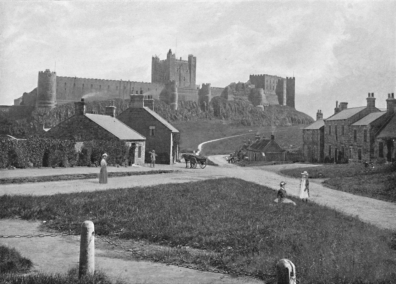 Bamborough Castle, fra landsbyen, c1896 af Unbekannt