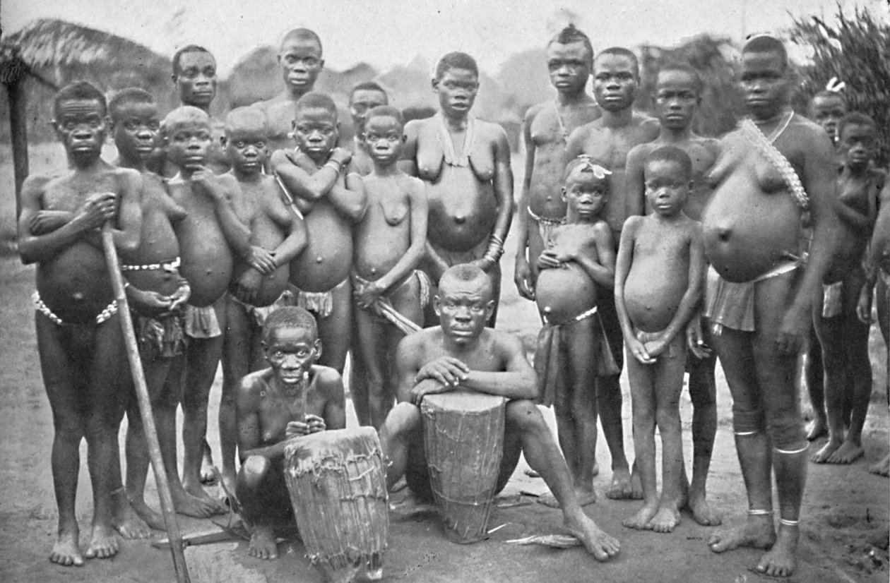 Bambute Pygmy-gruppe med to walesiske kvinder, 1902 af Unbekannt