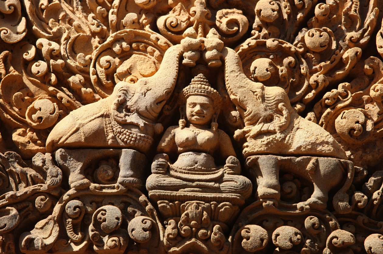 Banteay Srei-templet i Angkor i Cambodja. Lakshmi, hinduistisk rigdomsgudinde og gud Vishnus hustru, drysses med helligt vand af to elefanter Siem Reap Cambodia af Unbekannt