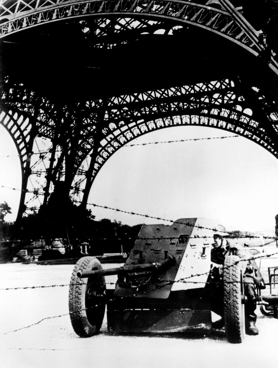 Pigtråd og panserværnspistol under Eiffeltårnet, tysk-besatte Paris, 1940-1944 af Unbekannt