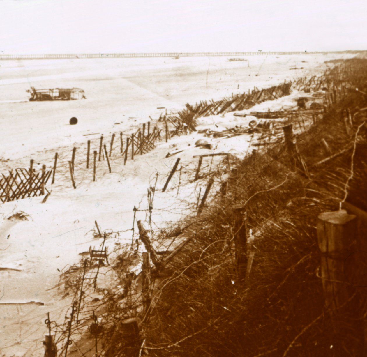 Pigtrådsbarrierer på stranden, Nieuwpoort-Bad, Flandern, Belgien, c1914-c1918 af Unbekannt