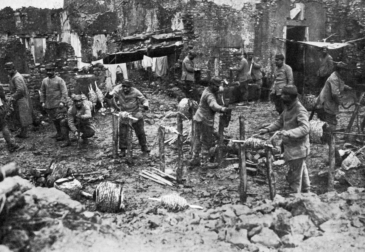 Pigtrådsspoling, forsvaret af Verdun, Frankrig, Første Verdenskrig, 1916, c1920 af Unbekannt